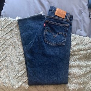 Levi’s wedgie straight medium wash raw hem jeans